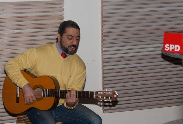 Der Musiker Ali Reza Azimi