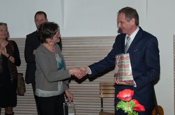 Evelyn Ertinger überreicht Reinhold Gall Mdl das Gastgeschenk des Ortsvereins